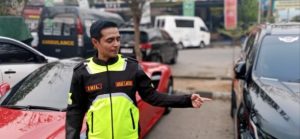 Seorang polantas menujukkan dua mobil yang ikut balapan liar, Senin (16/10/2023). Foto : Sumselheadline/Ela.