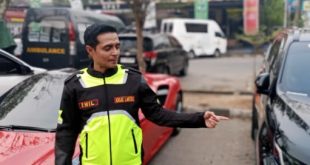 Seorang polantas menujukkan dua mobil yang ikut balapan liar, Senin (16/10/2023). Foto : Sumselheadline/Ela.