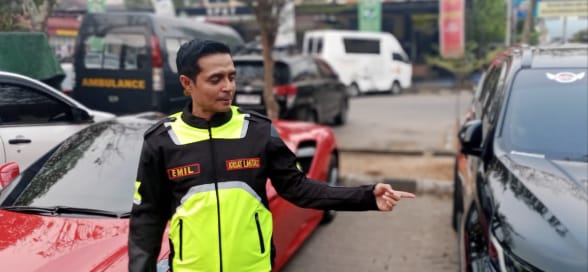 Seorang polantas menujukkan dua mobil yang ikut balapan liar, Senin (16/10/2023). Foto : Sumselheadline/Ela.