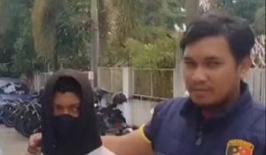 Seorang pemalak sopir truk di kawasan Macan Lindungan, ditangkap polisi, Minggu (22/10/2023). Foto : Sumselheadline/Ela.