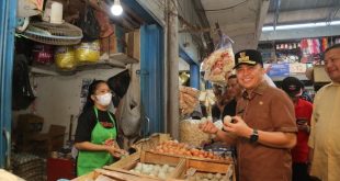 Pj Gubernur Sumsel Agus Fatoni saat meninjau Pasar Palimo, Palembang, Minggu (15/10/2023). Foto : Humas Pemprov Sumsel.