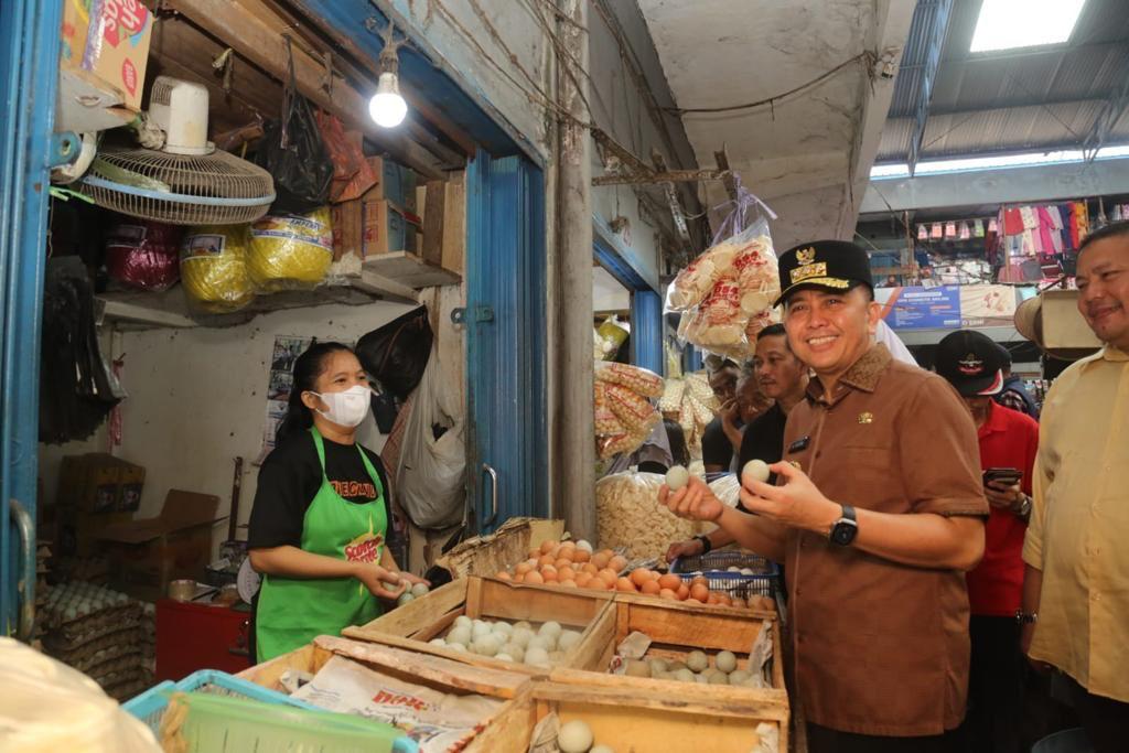 Pj Gubernur Sumsel Agus Fatoni saat meninjau Pasar Palimo, Palembang, Minggu (15/10/2023). Foto : Humas Pemprov Sumsel.