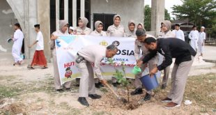 Pegawai negeri sipil (PNS) Polda Sumatera Selatan (Sumsel) melakukan penanaman pohon di halaman Pondok Pesantren (Ponpes) Tahfidz Nurul Quran. Foto : Dok Polda Sumsel.