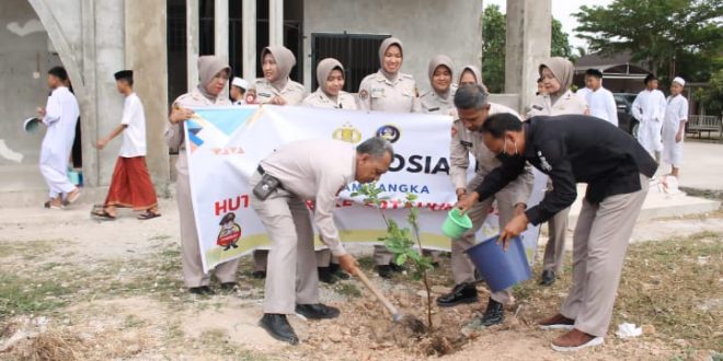 Pegawai negeri sipil (PNS) Polda Sumatera Selatan (Sumsel) melakukan penanaman pohon di halaman Pondok Pesantren (Ponpes) Tahfidz Nurul Quran. Foto : Dok Polda Sumsel.