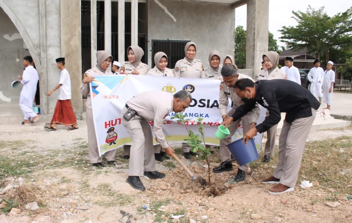 Pegawai negeri sipil (PNS) Polda Sumatera Selatan (Sumsel) melakukan penanaman pohon di halaman Pondok Pesantren (Ponpes) Tahfidz Nurul Quran. Foto : Dok Polda Sumsel.