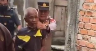 Seorang polisi menangkap tersangka kejahatan di Palembang, yang viral di medsos, Kamis (12/10/2023). Foto : Sumselheadline/Ela.