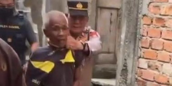 Seorang polisi menangkap tersangka kejahatan di Palembang, yang viral di medsos, Kamis (12/10/2023). Foto : Sumselheadline/Ela.