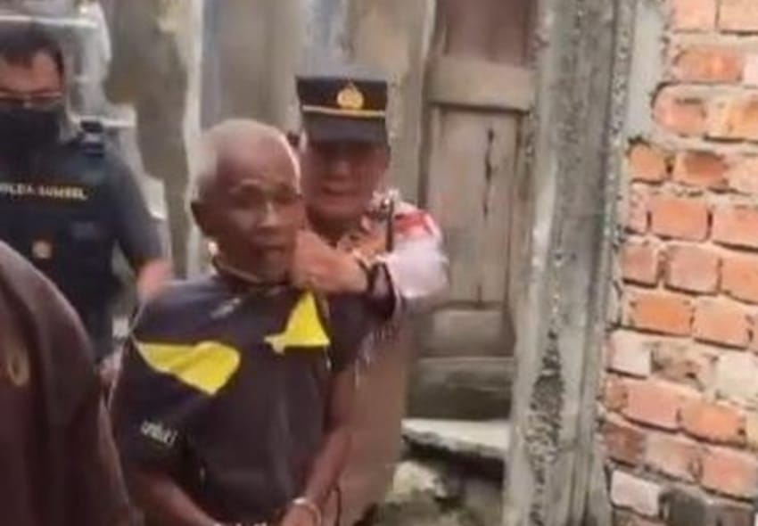 Seorang polisi menangkap tersangka kejahatan di Palembang, yang viral di medsos, Kamis (12/10/2023). Foto : Sumselheadline/Ela.
