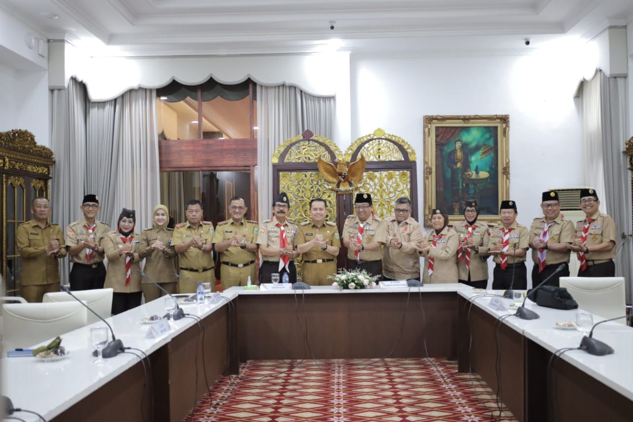 Pj Gubernur Sumatera Selatan, Agus Fatoni saat menerima audiensi pengurus Kwartir Daerah Gerakan Pramuka Sumsel di Griya Agung Palembang, Senin (16/10/2023). Foto : Humas Pemprov Sumsel.