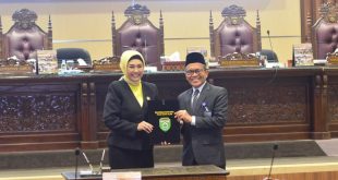 Ketua DPRD Sumsel, Anita Noeringhai dan Sekda, SA Supriono menandatangani hasil rapat paripuran tentang laporan reses anggota DPRD Sumsel, Rabu (25/10/2023). Foto : Humas Pemprov Sumsel.