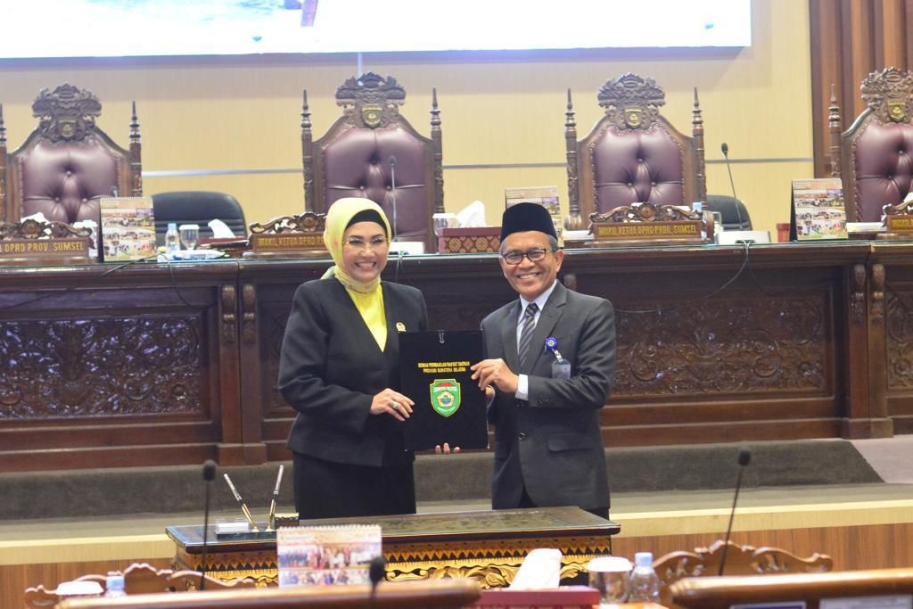 Ketua DPRD Sumsel, Anita Noeringhai dan Sekda, SA Supriono menandatangani hasil rapat paripuran tentang laporan reses anggota DPRD Sumsel, Rabu (25/10/2023). Foto : Humas Pemprov Sumsel.