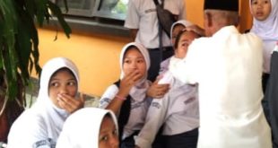 Seorang guru tampak mencoba menenangkan siswa SMAN 2 Palembang yang kesurupan, Senin (23/10/2023). Foto : Sumselheadline/Ela.