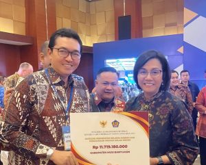 Menteri Keuangan, Sri Mulyani secara simbolis memberikan insentif fiskal kepala Pemkab Muba yang diterima Pj Bupati Muba Apriyadi diwakili Asisten II Setda Muba Andi Wijaya Busro, Selasa (3/10/2023). Foto : Dinkominfo Muba.