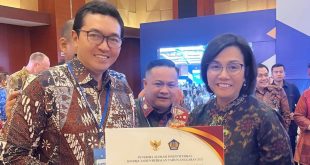 Menteri Keuangan, Sri Mulyani secara simbolis memberikan insentif fiskal kepala Pemkab Muba yang diterima Pj Bupati Muba Apriyadi diwakili Asisten II Setda Muba Andi Wijaya Busro, Selasa (3/10/2023). Foto : Dinkominfo Muba.