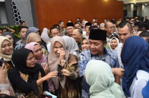 Hari terakhir kerja di Pemprov Sumsel. Gubernur Sumsel Herman Deru dilepas dengan tangis hari para pegawai, Jumat (29/9/2023). Foto : Humas Pemprov Sumsel.