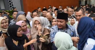 Hari terakhir kerja di Pemprov Sumsel. Gubernur Sumsel Herman Deru dilepas dengan tangis hari para pegawai, Jumat (29/9/2023). Foto : Humas Pemprov Sumsel.