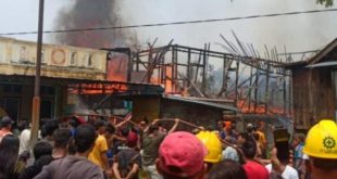 Dua unit rumah di 3/4 Ulu Palembang terbakar, Senin (23/10/2023). Foto : Sumselheadline/Ela.