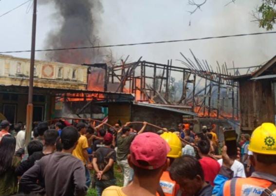 Dua unit rumah di 3/4 Ulu Palembang terbakar, Senin (23/10/2023). Foto : Sumselheadline/Ela.