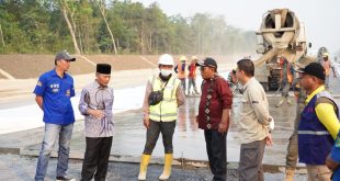 Sekda Apriyadi Mahmud menyematkan diri meninjau secara langsung pengerjaan Proyek Strategis Nasional (PSN) Jalan Tol Bayung Lencir - Tempino (Baleno), Sabtu (14/10/2023). Foto : Dinkominfo Muba.