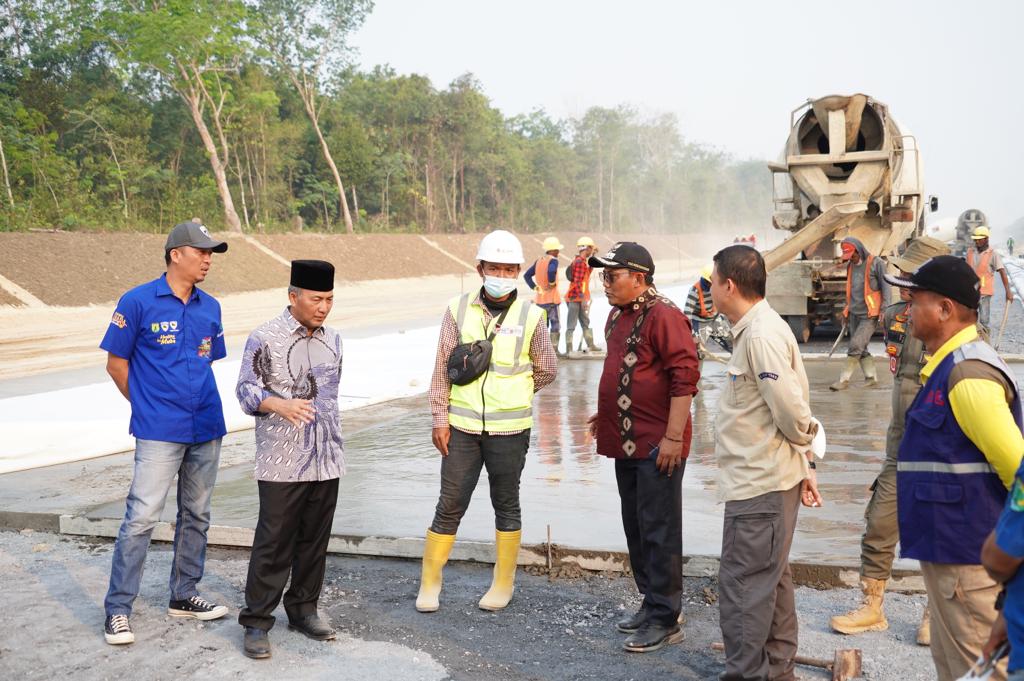 Sekda Apriyadi Mahmud menyematkan diri meninjau secara langsung pengerjaan Proyek Strategis Nasional (PSN) Jalan Tol Bayung Lencir - Tempino (Baleno), Sabtu (14/10/2023). Foto : Dinkominfo Muba.