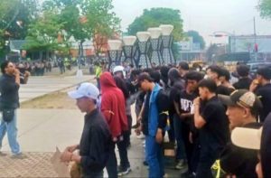 Ratusan pemuda yang tergabung dalam Aliansi Pemuda Sumsel gelar aksi tolak dan kecam keputusan MK di Monpera, Palembang, Sabtu (21/10/2023). Foto : Sumselheadline/Ela.