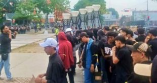 Ratusan pemuda yang tergabung dalam Aliansi Pemuda Sumsel gelar aksi tolak dan kecam keputusan MK di Monpera, Palembang, Sabtu (21/10/2023). Foto : Sumselheadline/Ela.