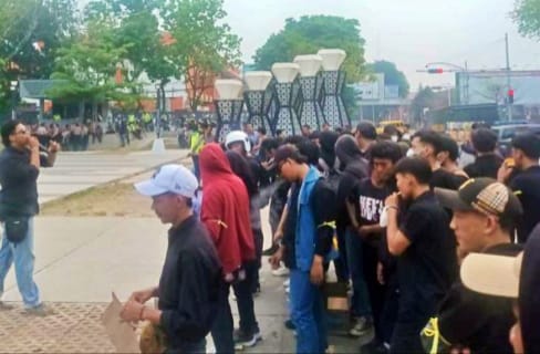 Ratusan pemuda yang tergabung dalam Aliansi Pemuda Sumsel gelar aksi tolak dan kecam keputusan MK di Monpera, Palembang, Sabtu (21/10/2023). Foto : Sumselheadline/Ela.