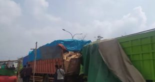 Sejumlah tronton tambarakan beruntun di jalan by pass Palembang, Selasa (24/10/2023). Foto : Sumselheadline/Ela.