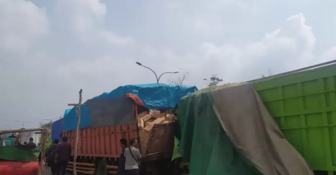 Sejumlah tronton tambarakan beruntun di jalan by pass Palembang, Selasa (24/10/2023). Foto : Sumselheadline/Ela.