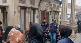 Sejumlah aparat melakukan penggerebekan kawasan yang diduga tempat transaksi narkoba di Tangga Buntung Palembang, Rabu (1/11/2023). Foto : Sumselheadline/Ela