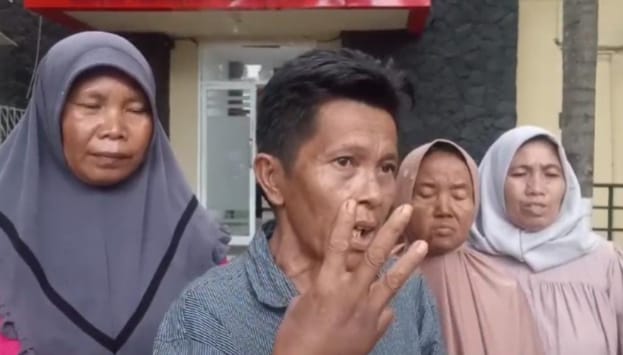 Nurmin bersama tiga istri korban yang diculik melapor ke Polda Sumsel, Minggu (5/11/2023). Foto : Sumselheadline/Ela
