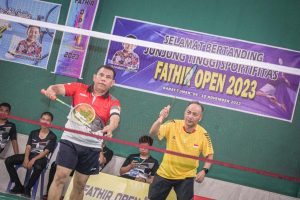 Pj Bupati Muba, Apriyadi ikut bermain saat membuka kejuaraan bulutangkis di Desa Toman, Sabtu (4/11/2023). Foto : Dinkominfo Muba.