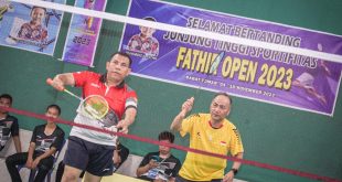 Pj Bupati Muba, Apriyadi ikut bermain saat membuka kejuaraan bulutangkis di Desa Toman, Sabtu (4/11/2023). Foto : Dinkominfo Muba.
