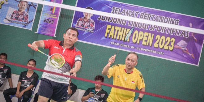 Pj Bupati Muba, Apriyadi ikut bermain saat membuka kejuaraan bulutangkis di Desa Toman, Sabtu (4/11/2023). Foto : Dinkominfo Muba.