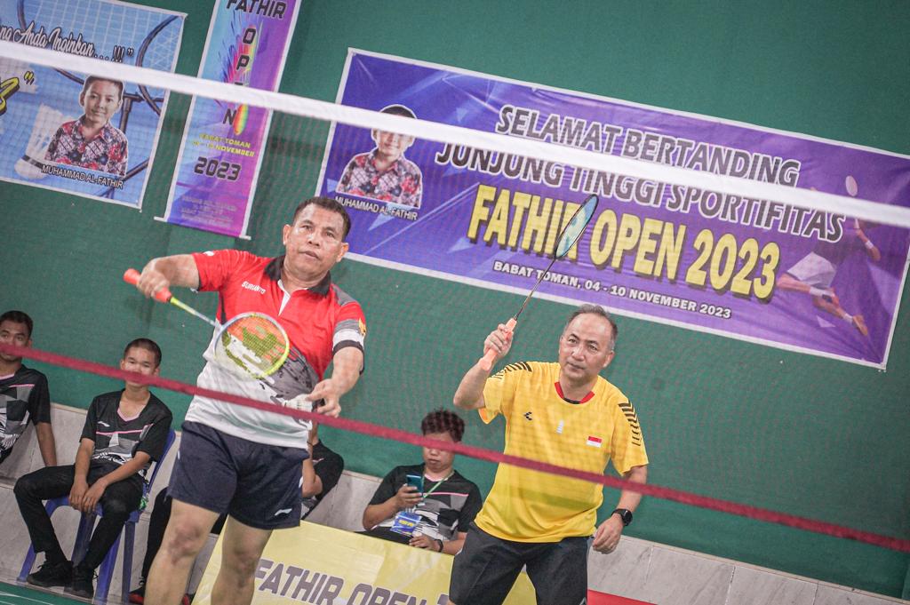 Pj Bupati Muba, Apriyadi ikut bermain saat membuka kejuaraan bulutangkis di Desa Toman, Sabtu (4/11/2023). Foto : Dinkominfo Muba.