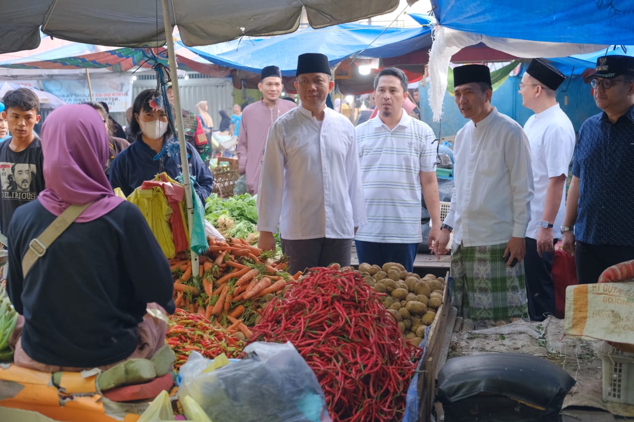 Pj Walikota Palembang, Ratu Dewa meninjau pasar Satelit Sako usau sholat shubuh, Minggu (5/11/2023). Foto : Sumselheadline/Pitria