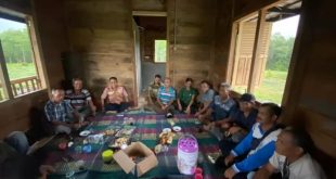 Para Ketua RT dan RW di Kelurahan Gelumbang rapat dan menolak pemilihan ulang ketua RT/RW seperti permintaan Lurah setempat, Minggu (5/11/2023). Foto : Dok Rapat RT Kelurahan Gelumbang