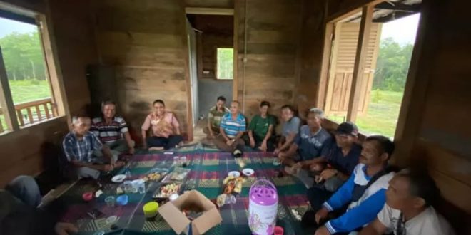Para Ketua RT dan RW di Kelurahan Gelumbang rapat dan menolak pemilihan ulang ketua RT/RW seperti permintaan Lurah setempat, Minggu (5/11/2023). Foto : Dok Rapat RT Kelurahan Gelumbang