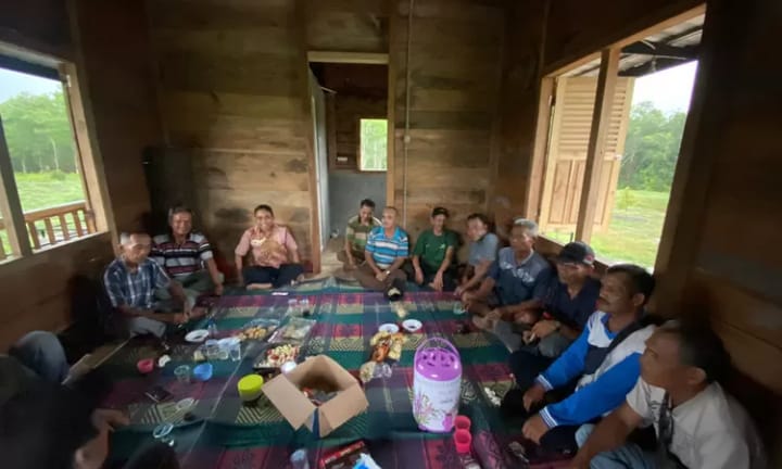 Para Ketua RT dan RW di Kelurahan Gelumbang rapat dan menolak pemilihan ulang ketua RT/RW seperti permintaan Lurah setempat, Minggu (5/11/2023). Foto : Dok Rapat RT Kelurahan Gelumbang