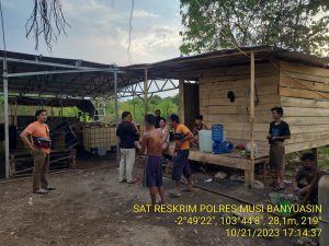 Polisi menggerebek pembuatan solar palsu/oplosan di Desa Karangwaru, Muba, Minggu (5/11/2023). Foto : Sumselheadline/Ela