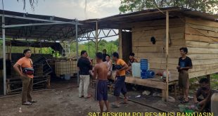 Polisi menggerebek pembuatan solar palsu/oplosan di Desa Karangwaru, Muba, Minggu (5/11/2023). Foto : Sumselheadline/Ela