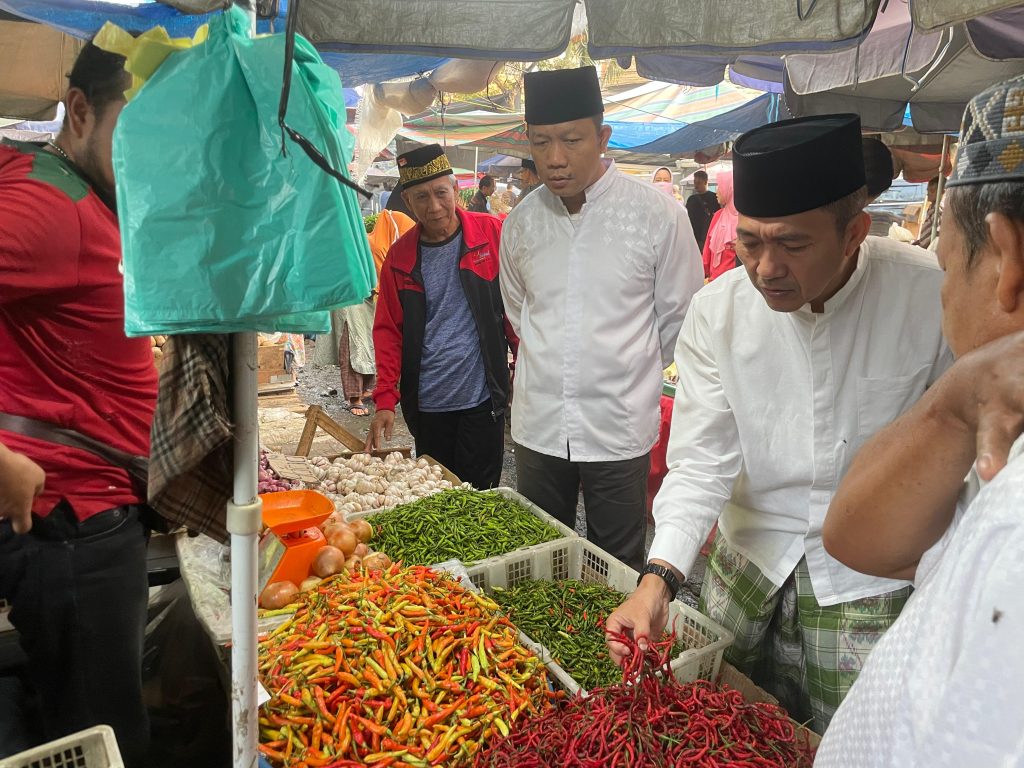 Pj Walikota Palembang, Ratu Dewa saat meninjau pedagang cabai di Pasar Satelit Sako, Minggu (5/12/2023). Foto : Sumselheadline/Ela