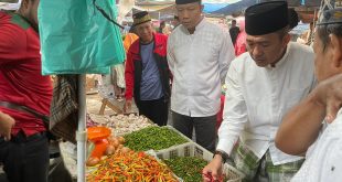 Pj Walikota Palembang, Ratu Dewa saat meninjau pedagang cabai di Pasar Satelit Sako, Minggu (5/12/2023). Foto : Sumselheadline/Ela