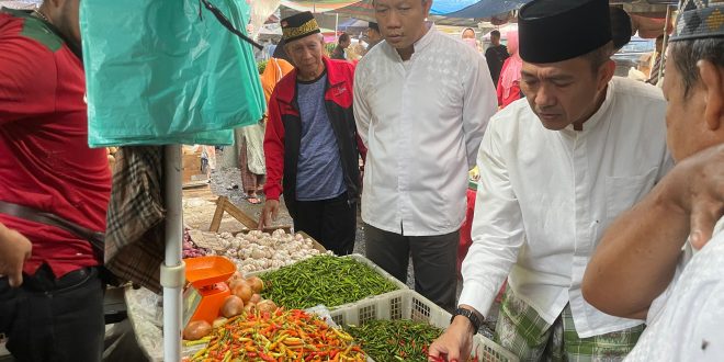 Pj Walikota Palembang, Ratu Dewa saat meninjau pedagang cabai di Pasar Satelit Sako, Minggu (5/12/2023). Foto : Sumselheadline/Ela