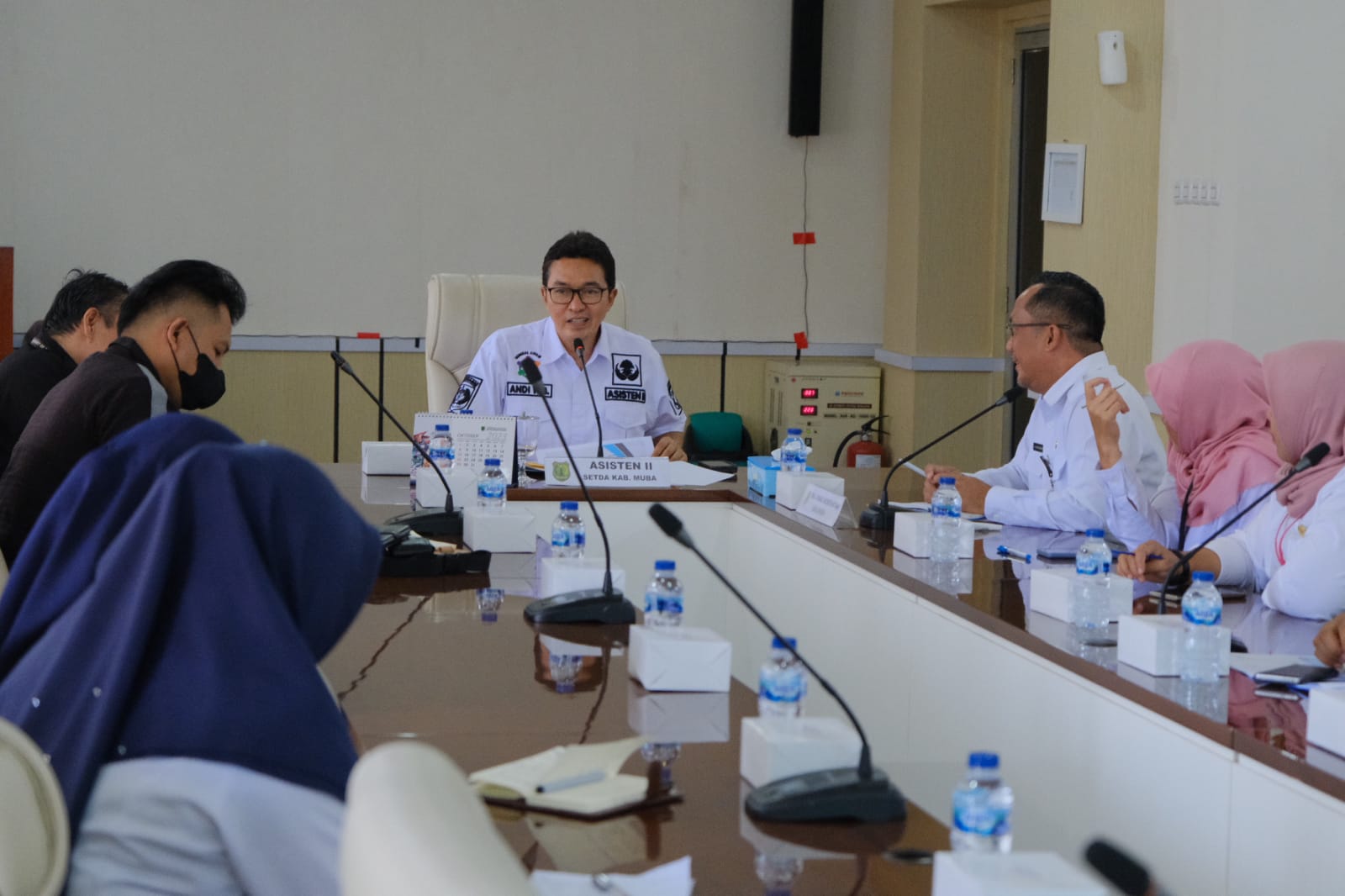 Asisten bidang perekonomian dan pembangunan Setda Muba, Andi Wijaya Busroh memimpin rapat rencana pembangunan laboratorium daerah, Rabu (8/11/2023). Foto : Dinkominfo Muba
