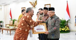 Wapres RI, Ma,ruf Amin menyerahkan insentif fiskal kepada Pj Bupati Muba, Apriyadi atas prestasi menurunkan angka kemiskinan ekstrem, Kamis (9/11/2023). Foto : Dinkominfo Muba