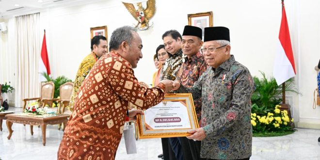 Wapres RI, Ma,ruf Amin menyerahkan insentif fiskal kepada Pj Bupati Muba, Apriyadi atas prestasi menurunkan angka kemiskinan ekstrem, Kamis (9/11/2023). Foto : Dinkominfo Muba