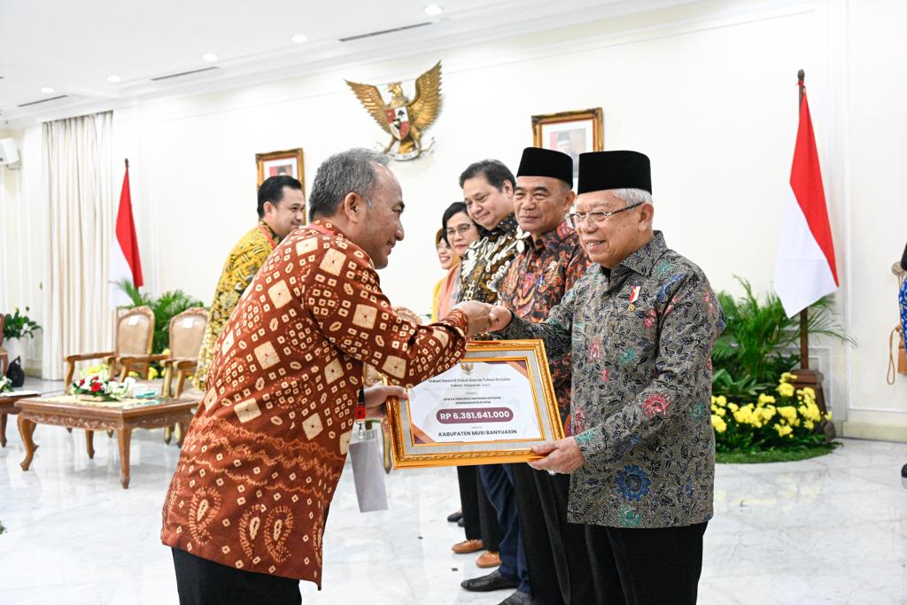 Wapres RI, Ma,ruf Amin menyerahkan insentif fiskal kepada Pj Bupati Muba, Apriyadi atas prestasi menurunkan angka kemiskinan ekstrem, Kamis (9/11/2023). Foto : Dinkominfo Muba