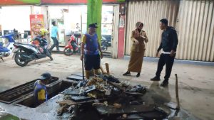Pengerukan drainase di salah satu ruas jalan utama Kota Palembang, Kamis (9/11/2023). Foto : Sumselheadline/Ela.