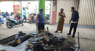 Pengerukan drainase di salah satu ruas jalan utama Kota Palembang, Kamis (9/11/2023). Foto : Sumselheadline/Ela.